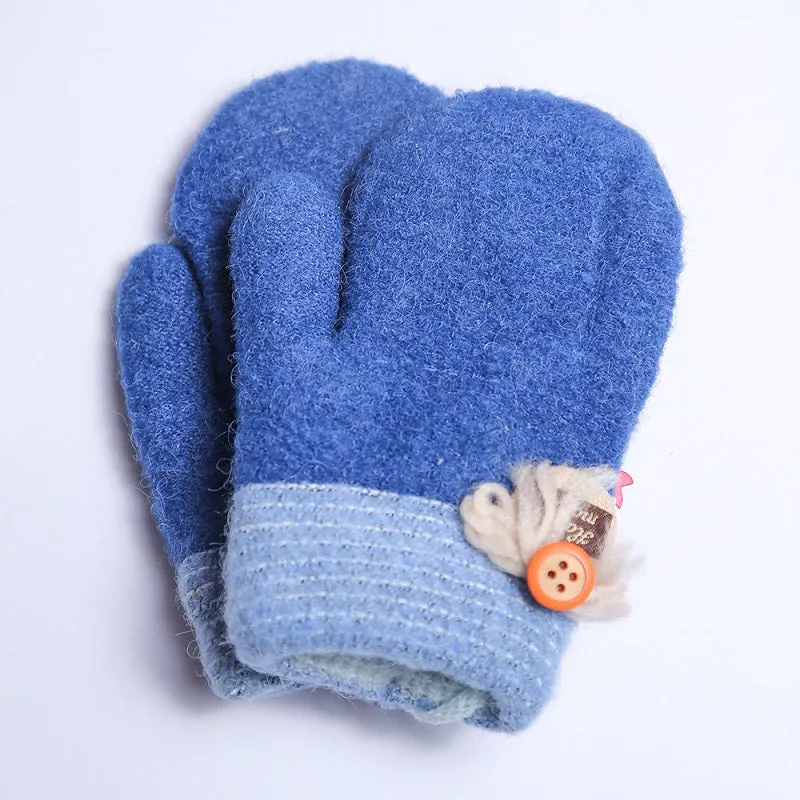 Gloves in wool stuff with attractive colors