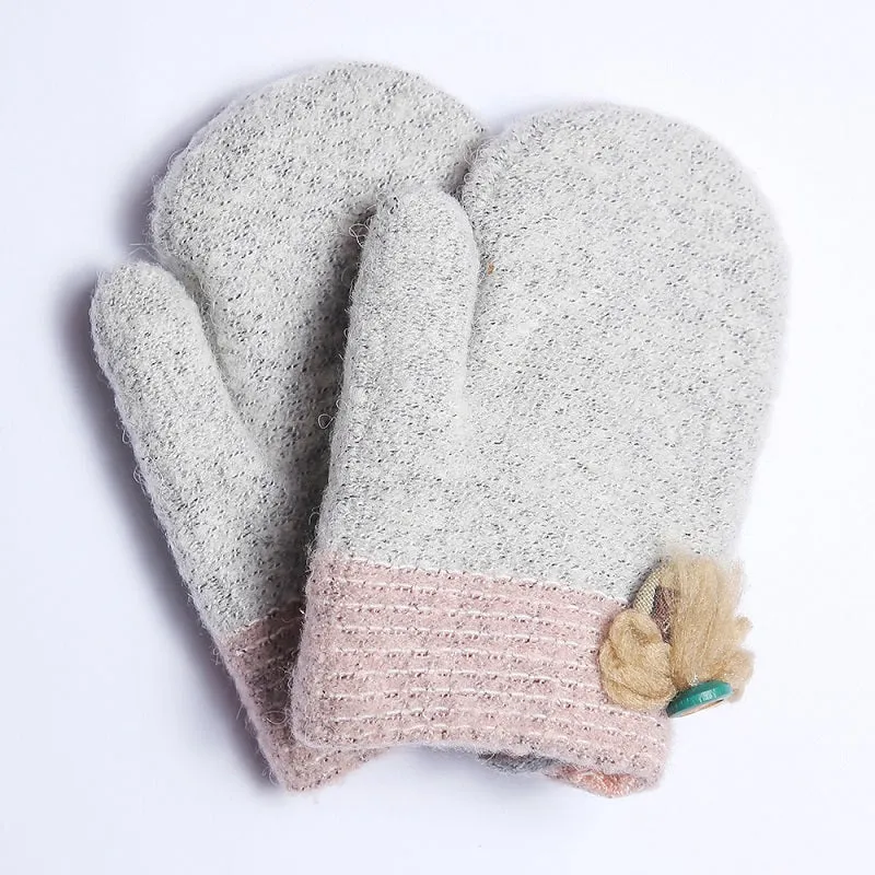 Gloves in wool stuff with attractive colors