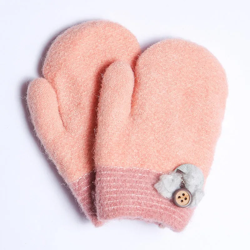 Gloves in wool stuff with attractive colors